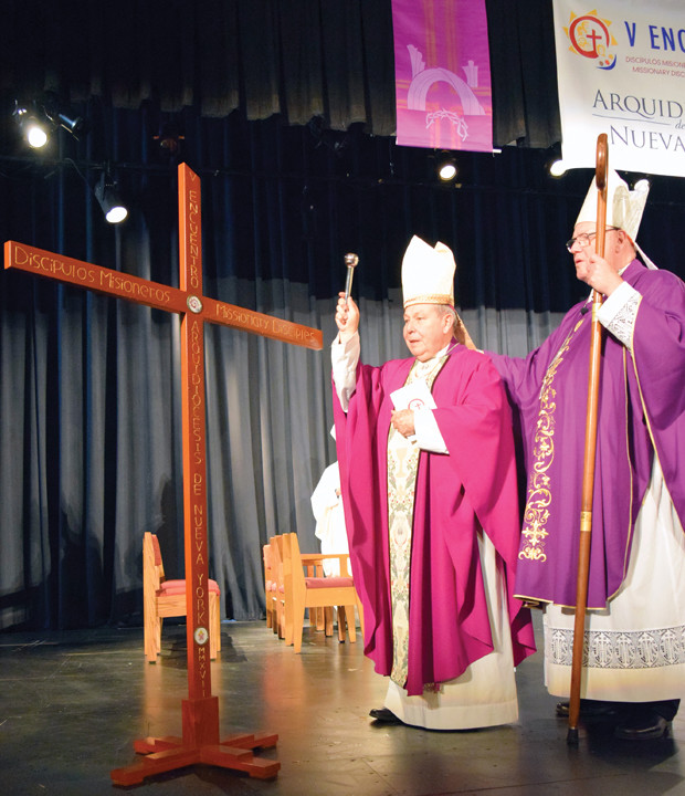 BENDICIÓN—El arzobispo Octavio Ruiz Arenas, acompañado por el cardenal Dolan, bendice la cruz del V Encuentro Arquidiocesano elaborada por trabajadores inmigrantes de la ciudad de Nueva York.