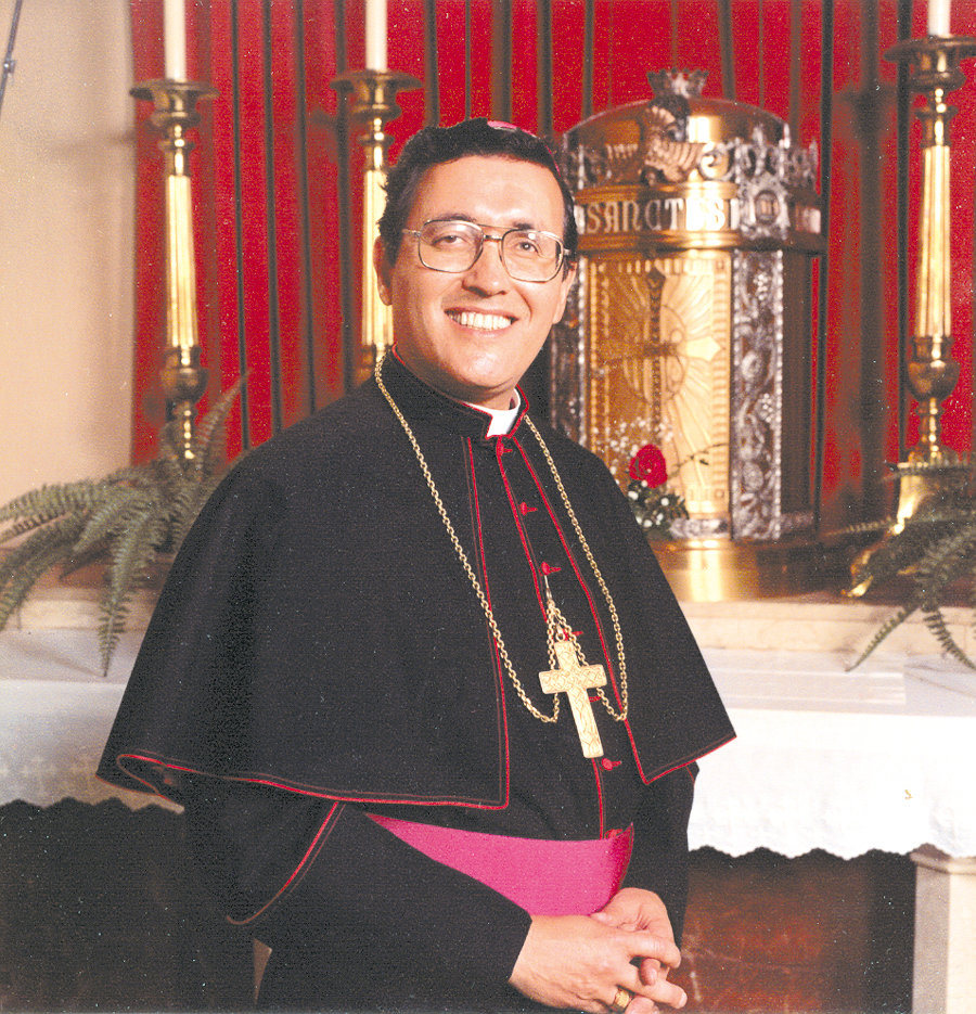 El obispo auxiliar Alphonse Gallegos, O.A.R., de la Diócesis de Sacramento, tenía una profunda devoción a María y rezaba el Rosario ávidamente durante toda su vida.