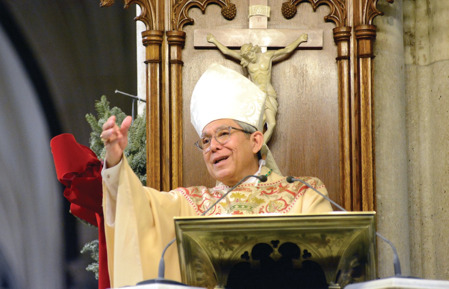 El retirado obispo auxiliar Octavio Cisneros de la Diócesis de Brooklyn, sirvió como celebrante principal y homilista.