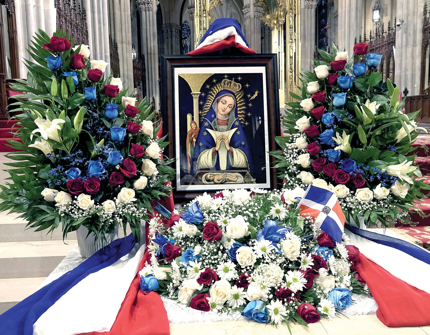 Flores y una imagen de Nuestra Señora de la Altagracia adornan los escalones del altar en la Catedral de San Patricio el 17 de enero durante la misa anual honrando María bajo su título de patrona de la República Dominicana.