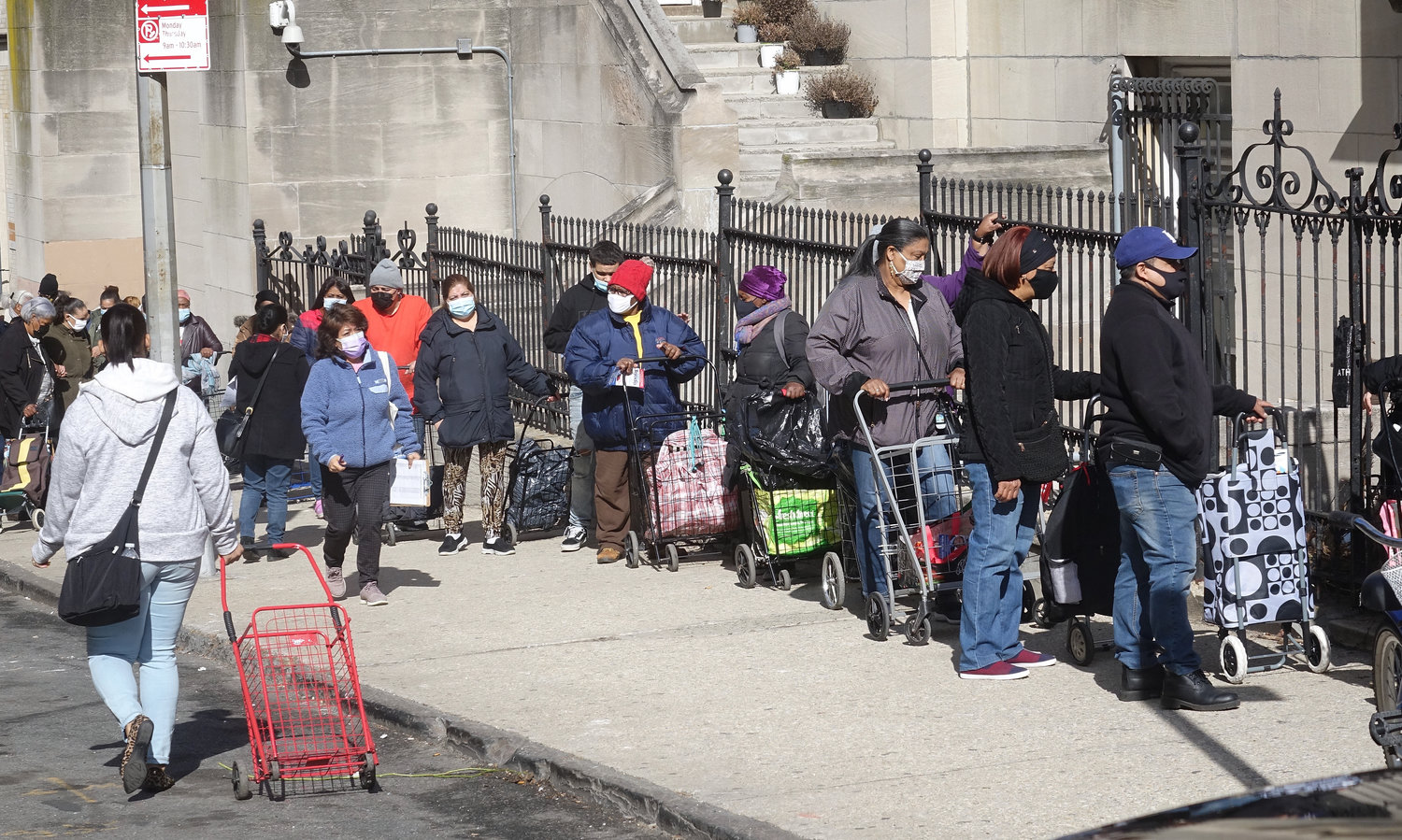 Un estimado de 500 cajas de comida fueron distribuidas el 12 de marzo en la parroquia de la Anunciación en West Harlem por el personal y voluntarios de Caridades Católicas arquidiocesanas. Personas que recibieron comida forman una línea durante el evento.