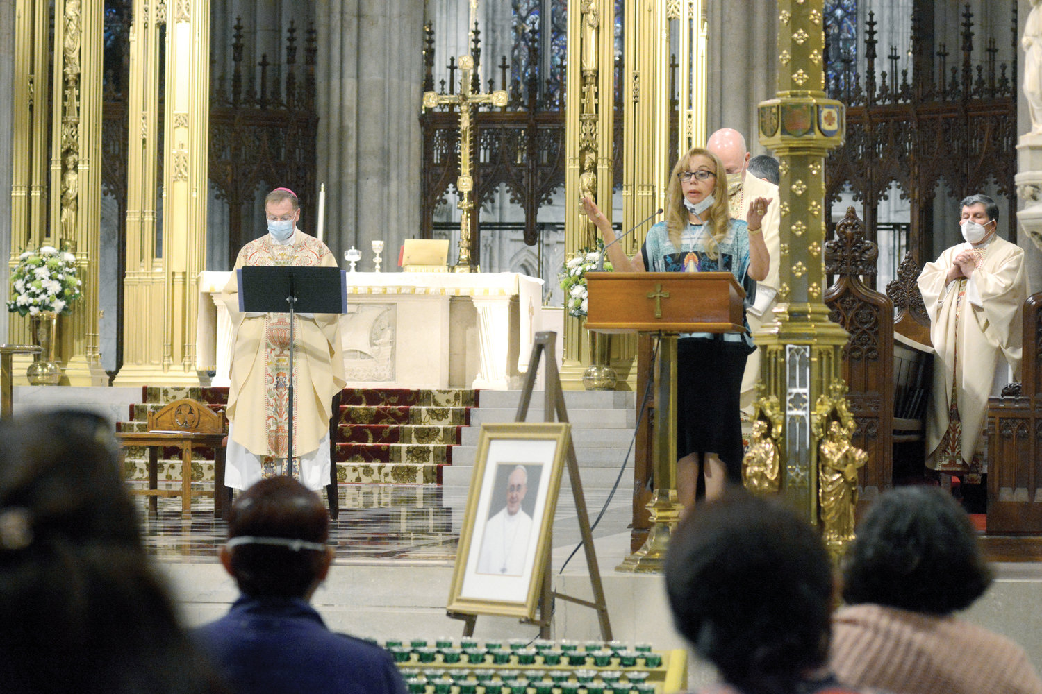 El obispo auxiliar Edmund Whalen, arriba, fue el celebrante principal durante una misa en español honrando Nuestra Señora de Luján, patrona de Argentina. La misa de la tarde fue ofrecida el 16 de mayo en la catedral de San Patricio.