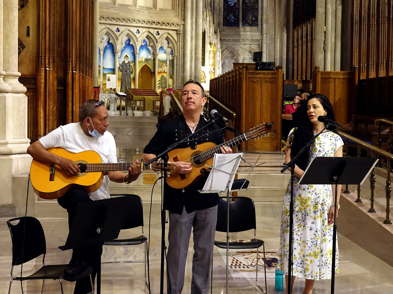 EN CANCIÓN—Miembros del coro proporcionan música el 6 de junio durante la misa del Día Nacional Puertorriqueño en la Catedral de San Patricio. Los miembros incluyeron a Samalie Alicea, a la derecha, quien cantó el Ave María.