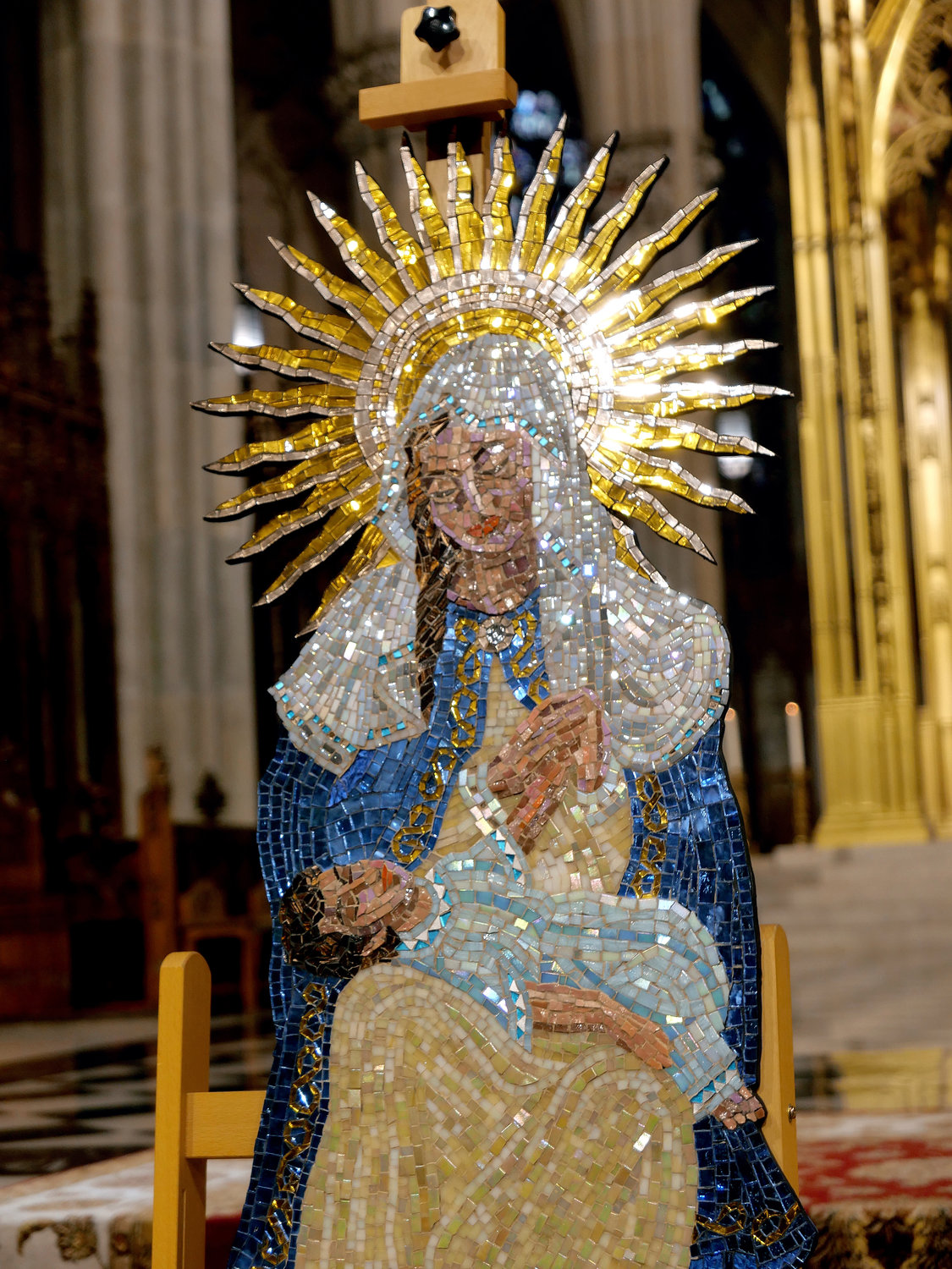 Una imagen espumosa de Nuestra Señora de la Providencia estaba en exhibición durante la liturgia.