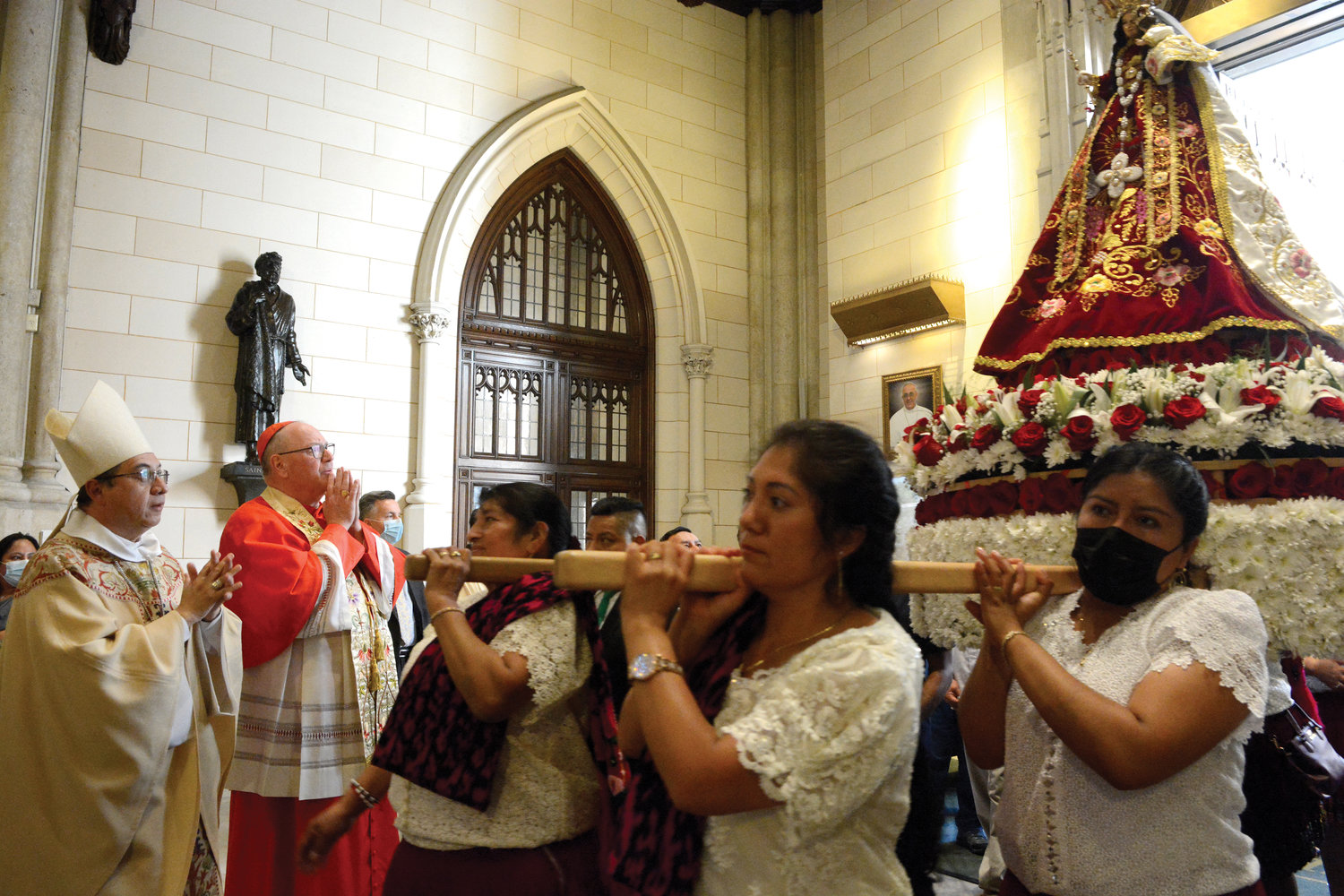 El arzobispo Marcos Pérez Caicedo de Cuenca, Ecuador, y el cardenal Dolan miran de cerca una estatua de Nuestra Señora de El Cisne durante la procesión de entrada de la misa anual honrando a la patrona de Ecuador. La misa en español fue ofrecida el 26 de septiembre en la Catedral de San Patricio.