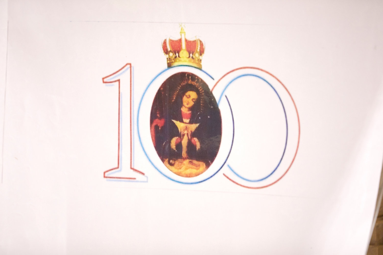 ALTAGRACIA 100—Imágenes de Nuestra Señora de la Altagracia, patrona de la República Dominicana, con el número 100 conmemoran el siglo desde la coronación canónica del retrato histórico de María en una Escena de Navidad.