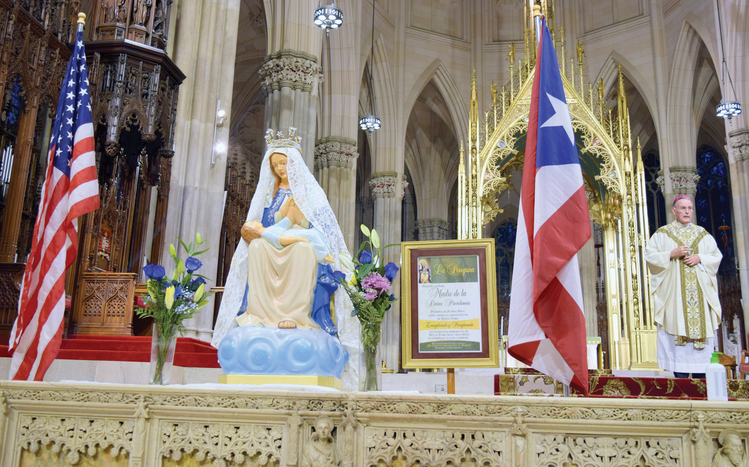 Dentro de la Catedral de San Patricio, una estatua de Nuestra Señora de la Providencia es presentada el 14 de noviembre durante la misa anual en honor de la patrona de Puerto Rico. El obispo auxiliar jubilado Gerald T. Walsh, a la derecha, sirvió como celebrante principal. Fue la 41ª misa anual de Nuestra Señora de la Providencia en la catedral.