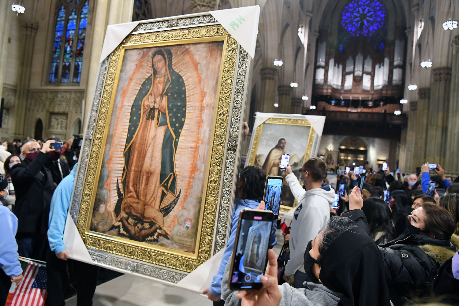 Un retrato grande de Nuestra Señora de Guadalupe y uno de San Juan Diego, a la izquierda, eran parte de la procesión de entrada. Los retratos fueron regalos para la Arquidiócesis de Nueva York de parte de la Conferencia Episcopal de México.