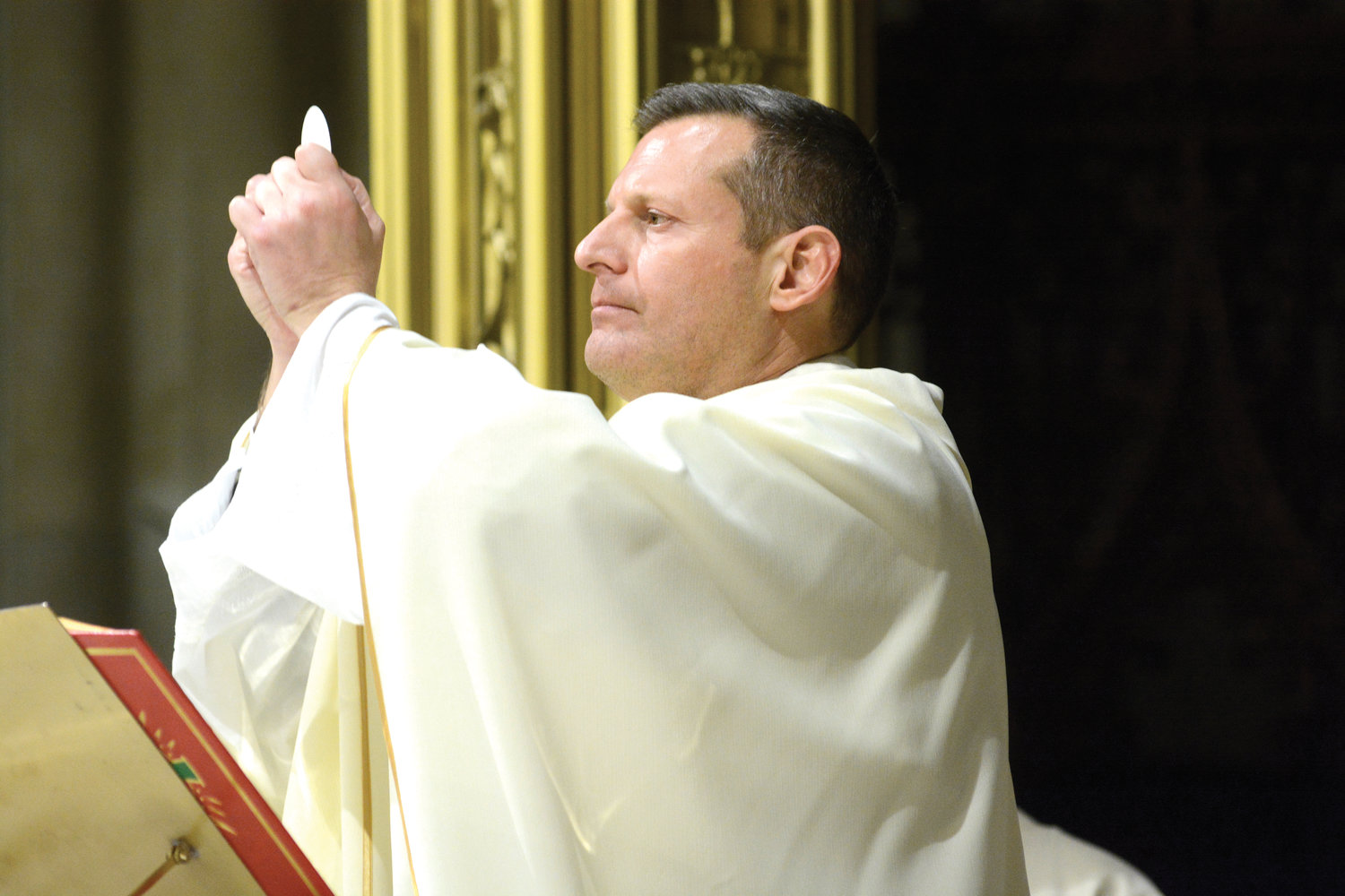 El padre Enrique Salvo, rector de la Catedral de San Patricio consagra la eucaristía el 5 de diciembre durante la misa anual en honor a la Inmaculada Concepción de María, La Purísima.