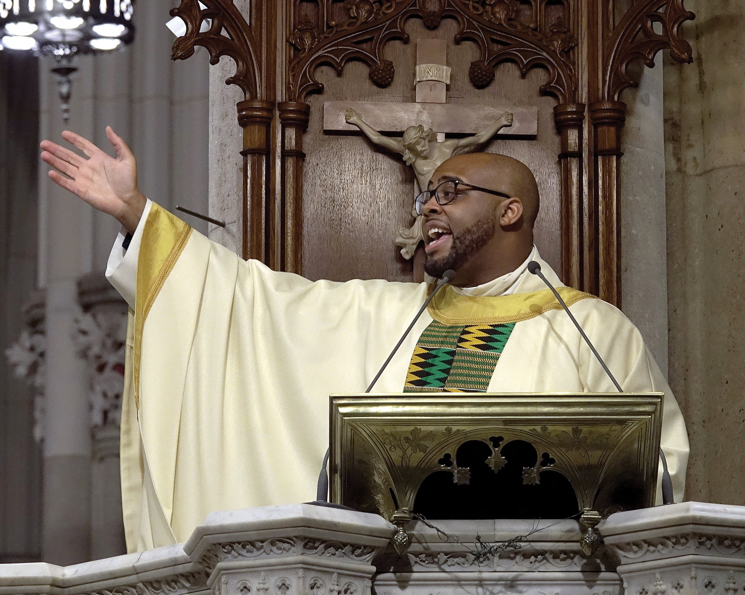 Father Kareem Smith delivers the homily.