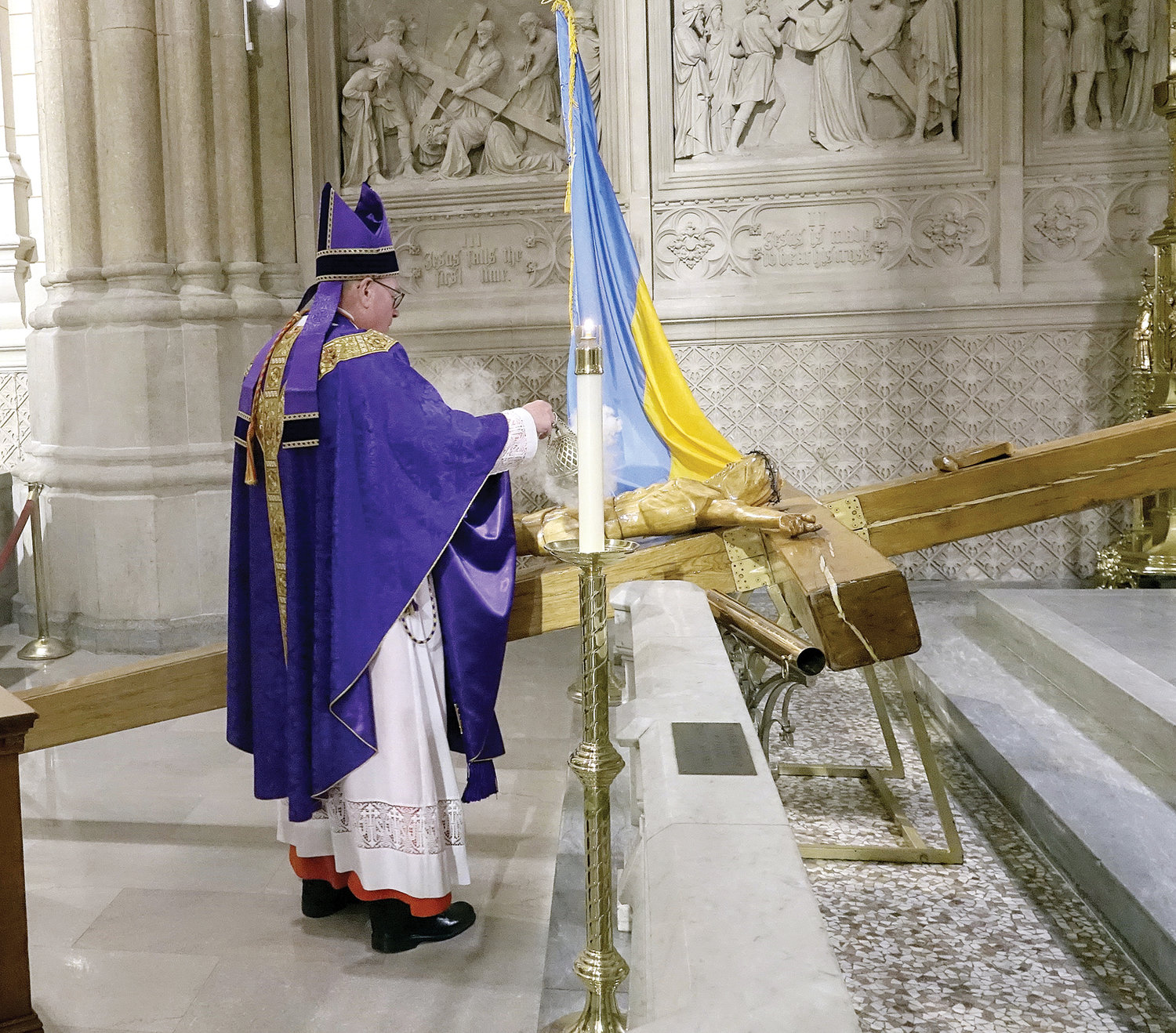 Cardinal Dolan incenses a Ukrainian Cross of Gratitude before the 10:15 a.m. Sunday Mass March 6 at St. Patrick’s Cathedral. The cross, constructed in 2003 in Lviv, Ukraine, began its pilgrimage stop at the cathedral the day before and will remain there for two weeks. The arrival of the special cross is another sign of solidarity between the Ukrainian Catholic Church and the Archdiocese of New York, who together pray for peace in Ukraine. The cross was welcomed by Father Enrique Salvo, rector of the cathedral, and Father Elias Bronovskyy, O.S.B.M., pastor of St. George Ukrainian Catholic Church in Manhattan. Built in anticipation of the 2000th anniversary of the passion, death and resurrection of Christ in 2033, the cross has traveled to more than 46 countries.