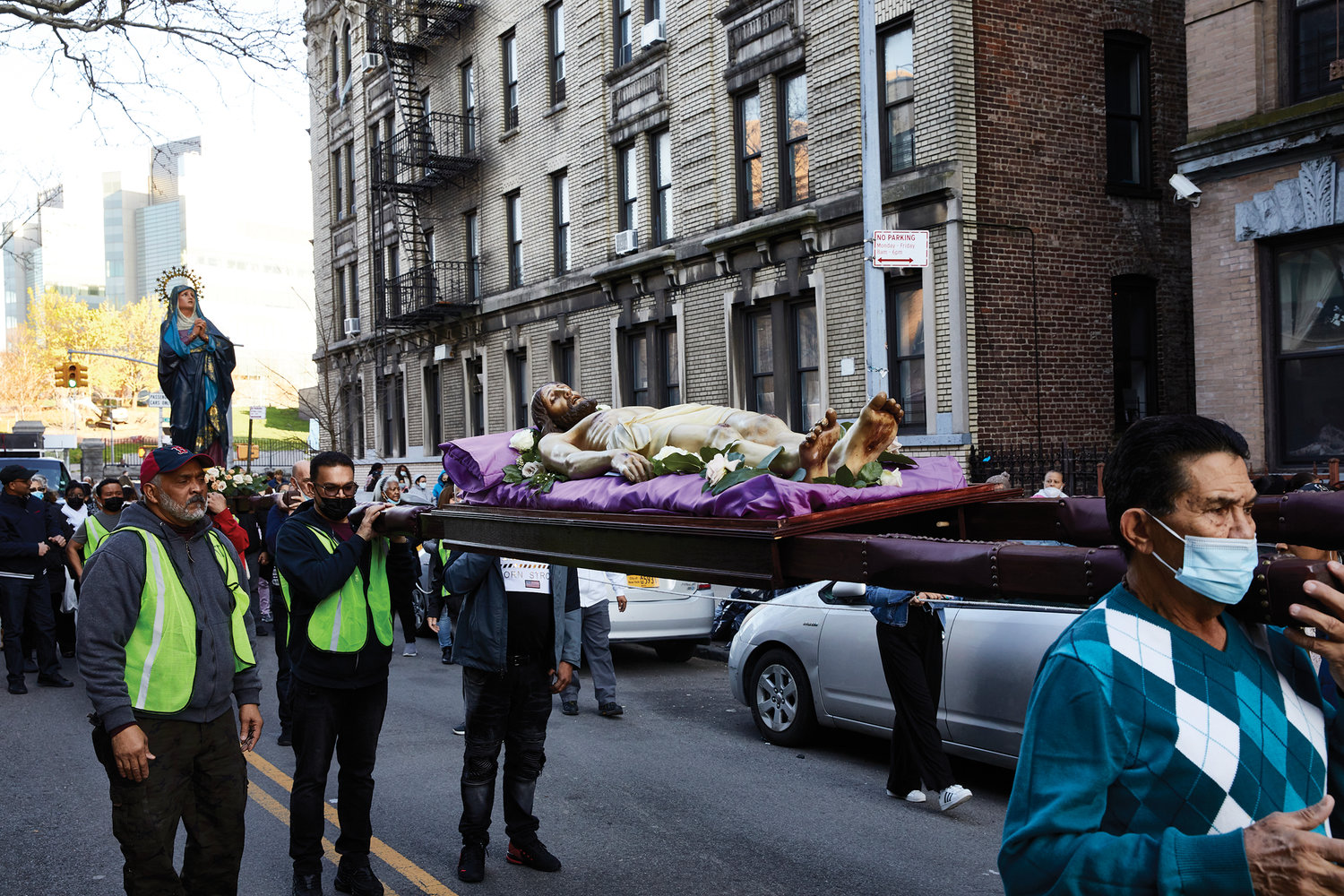Participantes en el Vía Crucis del Viernes Santo en la parroquia de la Anunciación en el alto Manhattan conmemoraron el día con la sagrada tradición en las calles cerca de su casa de la adoración.