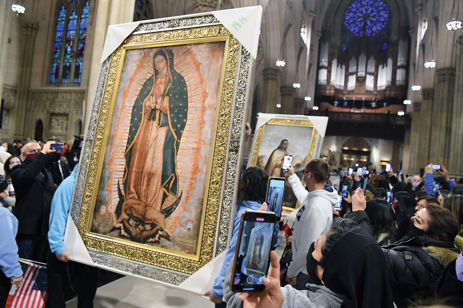 HONRANDO MARÍA—La procesión de entrada de la misa de Nuestra Señora de Guadalupe el diciembre pasado en la Catedral de San Patricio, arriba, incluyó un retrato grande de María y uno de San Juan Diego. Los retratos fueron regalos a la Arquidiócesis de Nueva York de parte de la Conferencia Episcopal de México.
