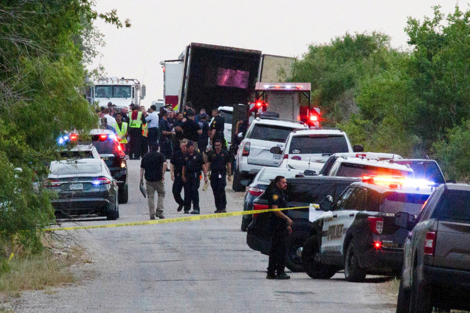 VIAJE MORTAL—Oficiales de la ley en San Antonio trabajan en una escena el 27 de junio, donde personas fueron encontradas muertas dentro de un camión de remolque.