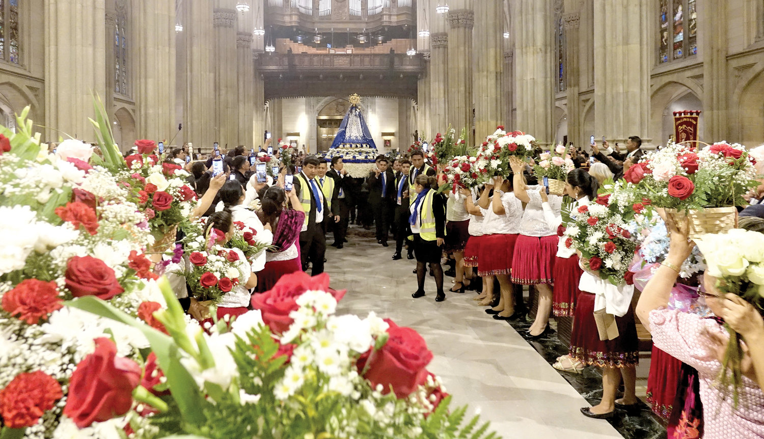 La procesión de entrada durante la Misa de Nuestra Señora del Cisne.