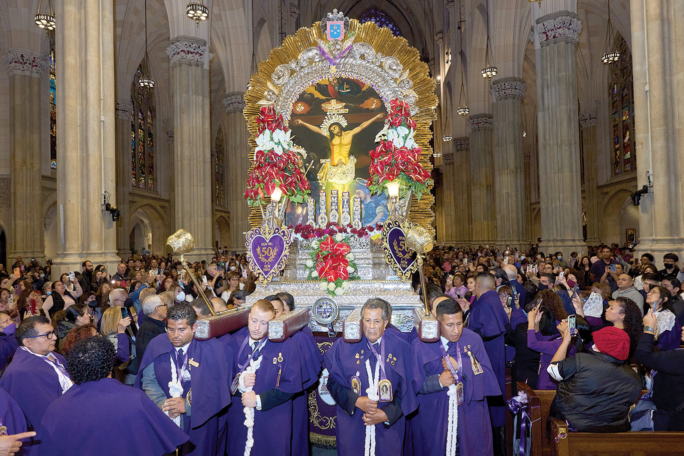 FE EN MILAGROS—Escenas dramáticas de la procesión de entrada, eleva los fieles el 16 de octubre durante la misa en español en honor de Nuestro Señor de los Milagros en la Catedral de San Patricio.